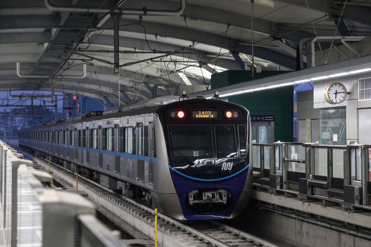 Rangkaian kereta Mass Rapid Transit (MRT) saat uji coba dari Stasiun Lebak Bulus ke Bundaran HI di Jakarta, Senin (18/2/2019). Kereta MRT atau Ratangga akan dibuka untuk komersil antara tanggal 24 - 31 Maret 2019.