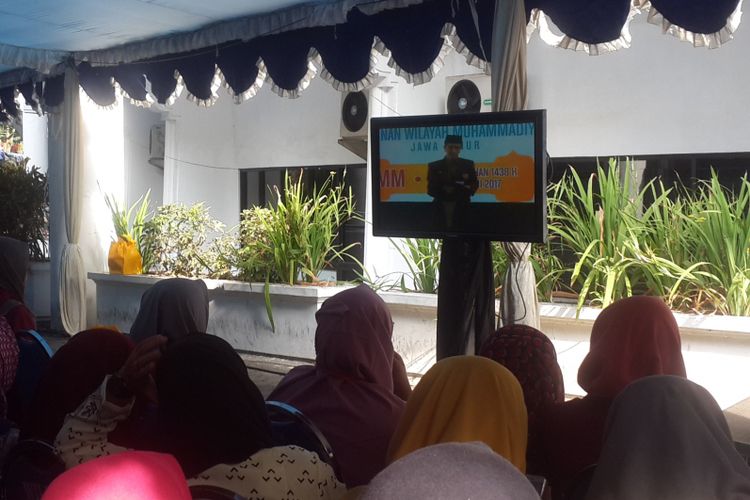 Sejumlah peserta Kajian Ramadhan PW Muhammadiyah saat menyaksikan Presiden Joko Widodo menyampaikan sambutan di Universitas Muhammadiyah Malang, Sabtu (3/6/2017)