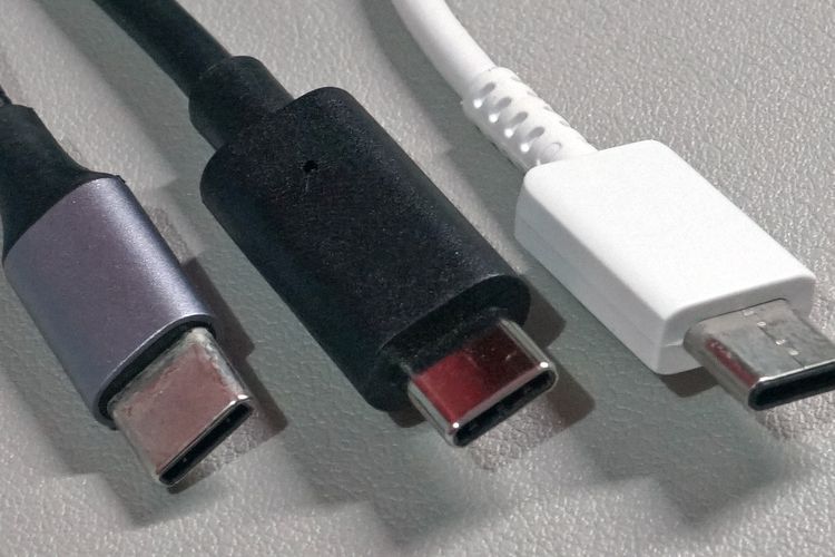 Ilustrasi beberapa kabel USB dengan konektor tipe C.