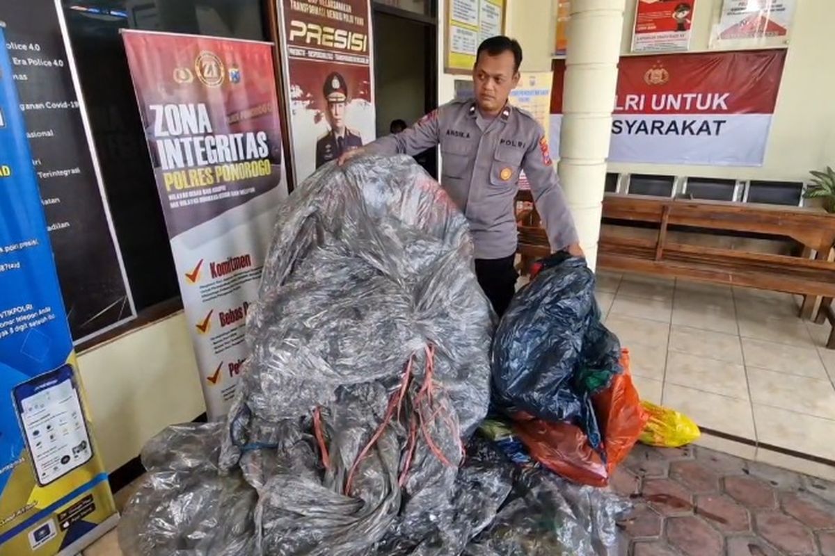 Polsek Sampung Ponorogo amankan 5 balon udara tanpa membawa petasan awak yang jatuh di pekarangan rumah warga. Polsek Sampung saat ini masih melakukan penyelidikan terhadap orang tidak bertanggung jawab yang menerbangkan balon udara tersebut.