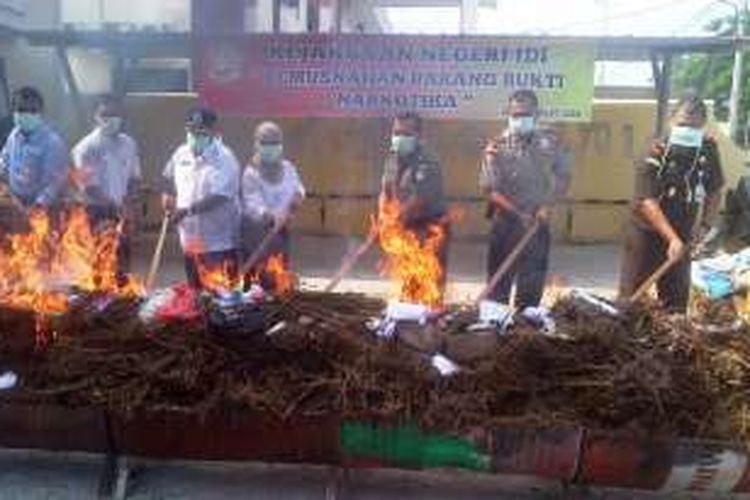 Kejaksaan Negeri Idi, Aceh Timur, Kamis (10/3/2016) memusnahkan barang bukti ganja dan sabu di halaman Kajari Idi, Aceh Timur
