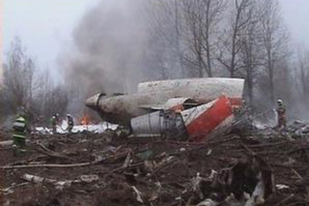 Seorang petugas pemadam kebakaran berjalan di sekitar bongkahan reruntuhan pesawat di lokasi kecelakaan pesawat yang mengangkut Presiden Lech Kaczynski, istri, beberapa tokoh militer dan sipil terkemuka Polandia dekat Smolensk, Rusia barat, 10 April 2010