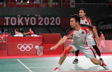 Ganda putra Indonesia Mohammad Ahsan/Hendra Setiawan saat melawan Solgyu Choi-Seungjae Seo (Korea) pada laga grup Olimpiade Tokyo di Musashino Forest Sport Plaza, Tokyo - Jepang, Selasa (27/7/2021).