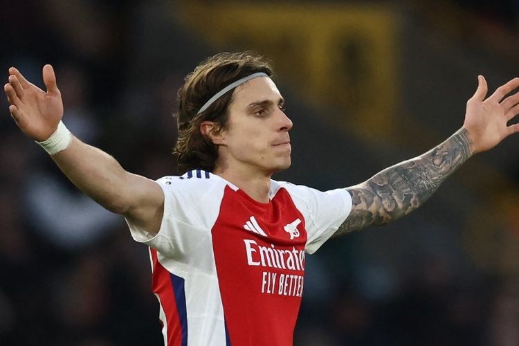 Bek Arsenal asal Italia Riccardo Calafiori melakukan selebrasi setelah mencetak gol pertama mereka selama pertandingan sepak bola Liga Premier Inggris antara Wolverhampton Wanderers dan Arsenal di stadion Molineux di Wolverhampton, Inggris tengah pada 25 Januari 2025. 