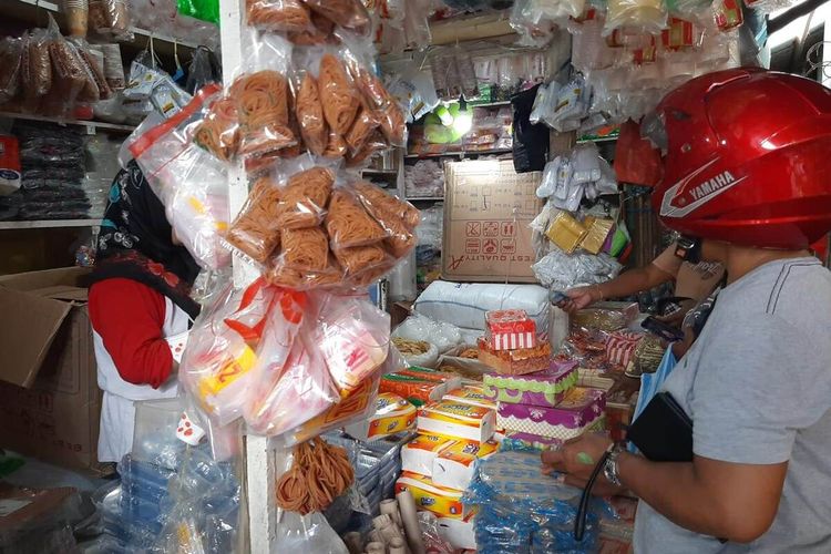 Sejumlah warga membeli gula di Pasar Mardika Ambon, Selasa (17/3/2020). Harga gula di pasar ini telah menembus Rp 20.000/kg