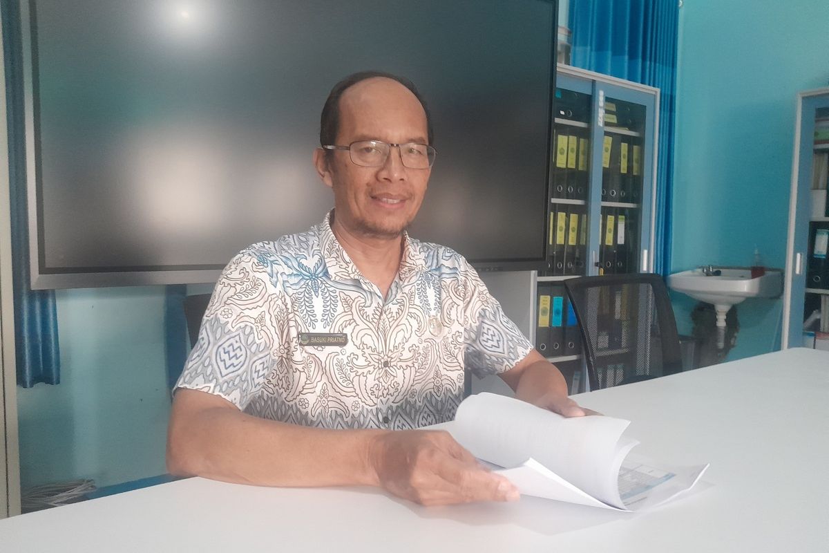 Kepala SMAN 6 Karawang Basuki Priatno.