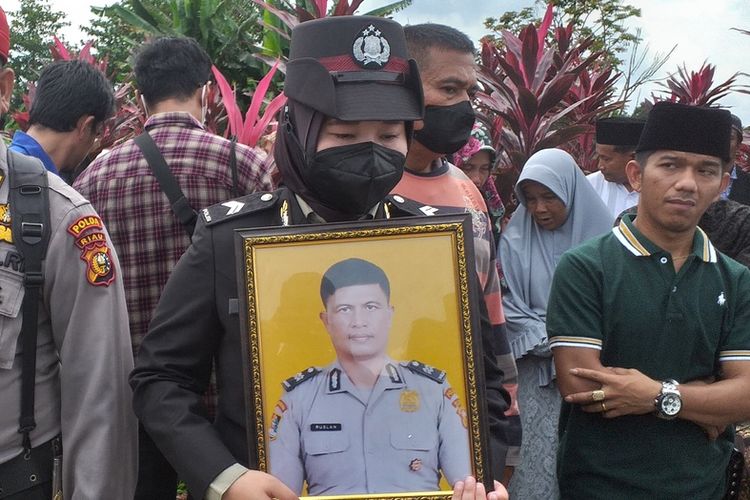 Aiptu Ruslan yang tewas ditikam oleh bawahannya saat dimakamkan secara militer di TPU Kartama, Kecamatan Marpoyan Damai, Kota Pekanbaru, Riau, Rabu (21/12/2022) siang.