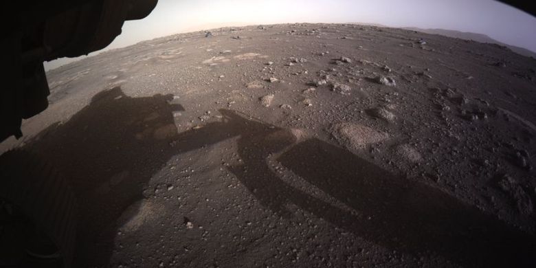 NASA rilis foto planet Mars dari robot Perseverance. Foto bayangan di sekitar permukaan Mars yang diambil dari lengan robotik Perseverance.