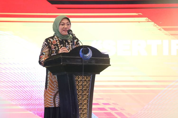 Menaker Ida Fauziyah berikan sambutan sekaligus pengarahan pada acara Rakor LSP bertema Sertifikasi sebagai Jaminan Mutu Tenaga Kerja Kompeten di Jakarta, Selasa (17/11/2020).
