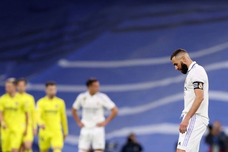 Ekspresi penyerang Real Madrid Karim Benzema saat gawang timnya dibobol oleh Villarreal. Laga Real Madrid vs Villarreal yang digelar di Stadion Santiago Bernabeu pada Minggu (9/4/2023) dini hari WIB itu berakhir dengan skor 2-3. 