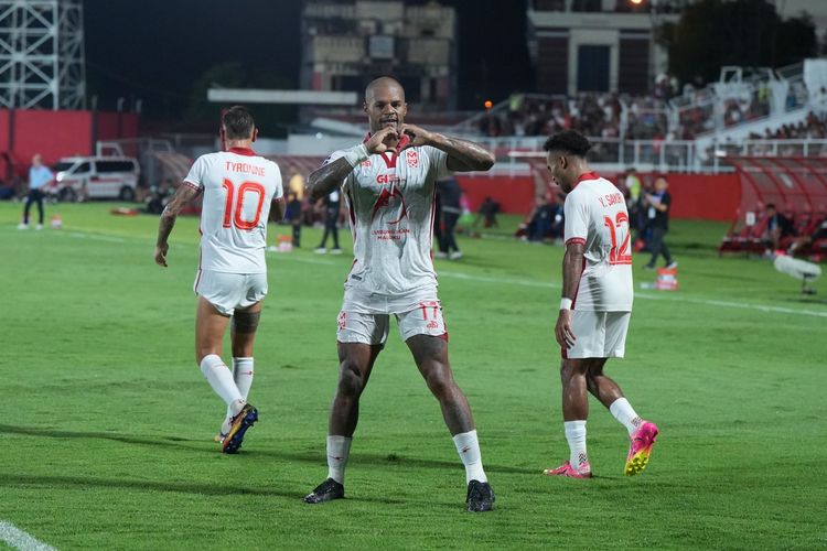 Pertandingan Malut United vs Dewa United dalam lanjutan Super League di Stadion Gelora Kie Raha, Ternate, Minggu (12/4/2026). 