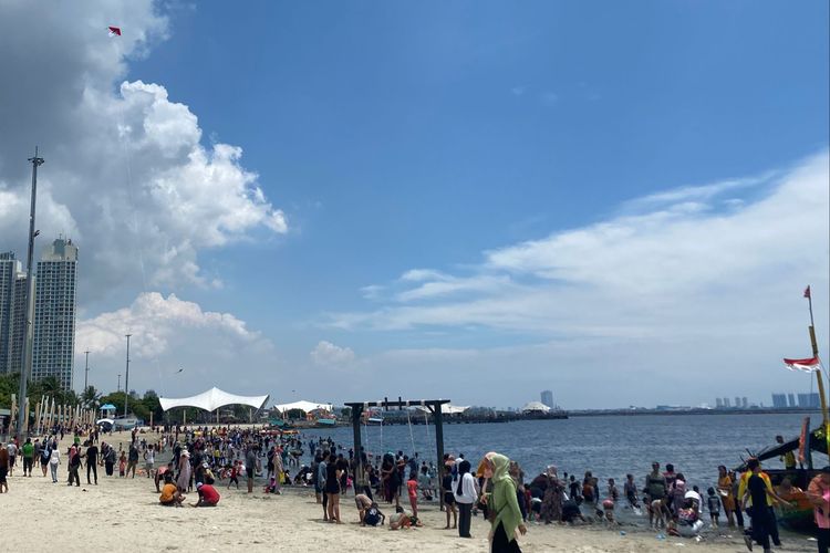 Suasana ramainya pengunjung di Pantai Lagoon Ancol, Jakarta Utara, Senin (15/4/2024).