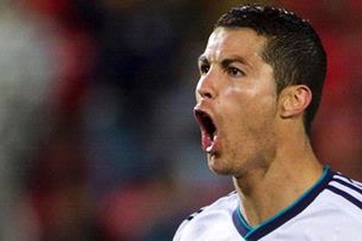 Bomber Real Madrid dari Portugal, Cristiano Ronaldo, merayakan golnya ke gawang Real Mallorca dalam laga Liga BBVA di Stadion Iberostar, Minggu (28/10/2012). 
