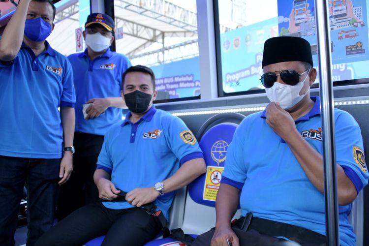 Wagub Jabar Uu Ruzhanul Ulum saat menghadiri Acara Peresmian 'Teman Bus' melalui skema Buy The Service (BTS) pada Trans Metro Pasundan Tahun 2021 untuk Kawasan Cekungan Bandung/Bandung Raya, di Halaman Monumen Perjuangan Bandung, Kamis (30/12/2021). 