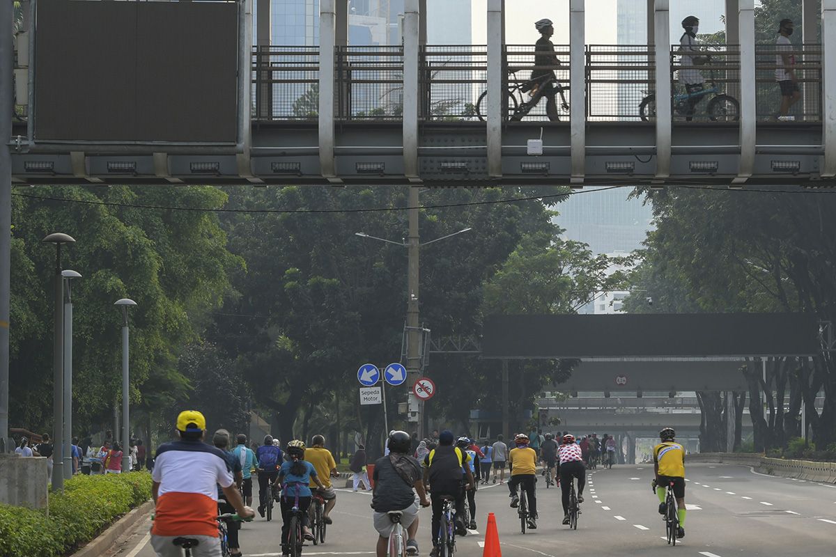 Warga berolah raga di kawasan JaIan Sudirman, Jakarta, Minggu (28/6/2020). Warga tetap berolah raga meski Hari Bebas Kendaraan Bermotor (HBKB) atau Car Free Day (CFD) ditiadakan di kawasan Jalan Sudirman-Thamrin dengan alasan menghindari terjadinya kerumunan warga untuk mencegah penyebaran COVID-19.