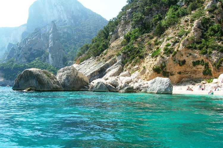 Pantai Cala Goloritze di Kota Baunei, Sardinia, Italia, salah satu pantai terindah di Eropa 2022.