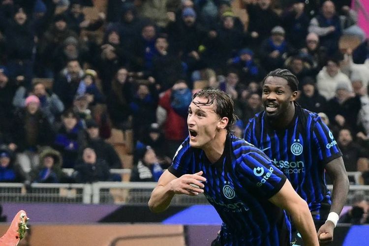 Francesco Pio Esposito merayakan gol pertama Inter dalam pertandingan sepak bola Serie A Italia antara Inter Milan vs Lecce di Stadion Giuseppe Meazza di Milan, pada 14 Januari 2026. (Foto oleh Stefano RELLANDINI / AFP)