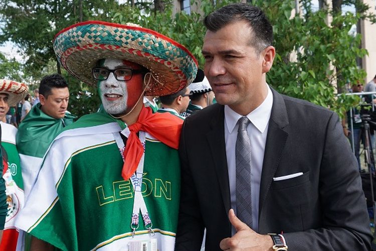 Eks pemain tim nasional Meksiko Jared Borgetti berfoto bersama para pendukung timnas Meksiko di Stadion Luzhniki, Moskwa, Rusia, Minggu (17/6/2018). 