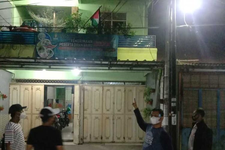 Bendera Palestina yang berkibar di rumah warga yang difungsikan sebagai klinik di Kabupaten Tangerang diturunkan dan diganti dengan bendera merah putih, Rabu (11/8/2021).