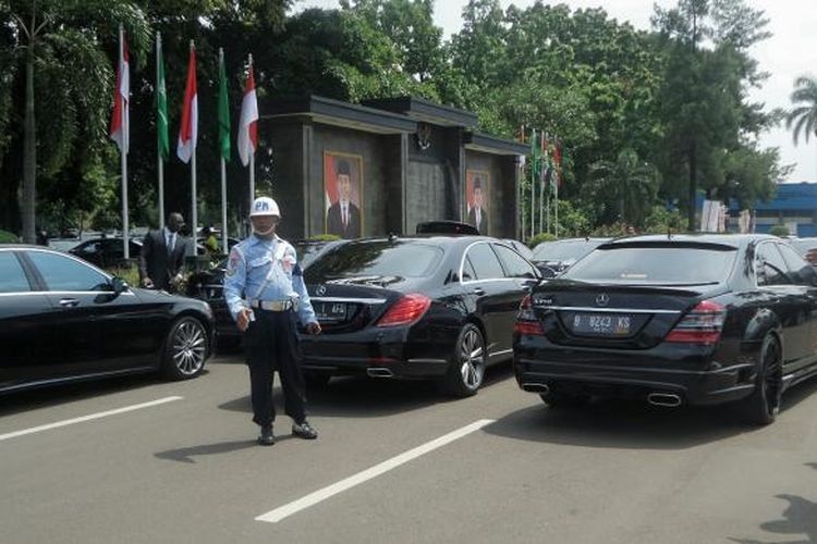 Mercedez Benz dari berbagai tipe yang akan digunakan untuk menjemput rombongan Raja Salman.