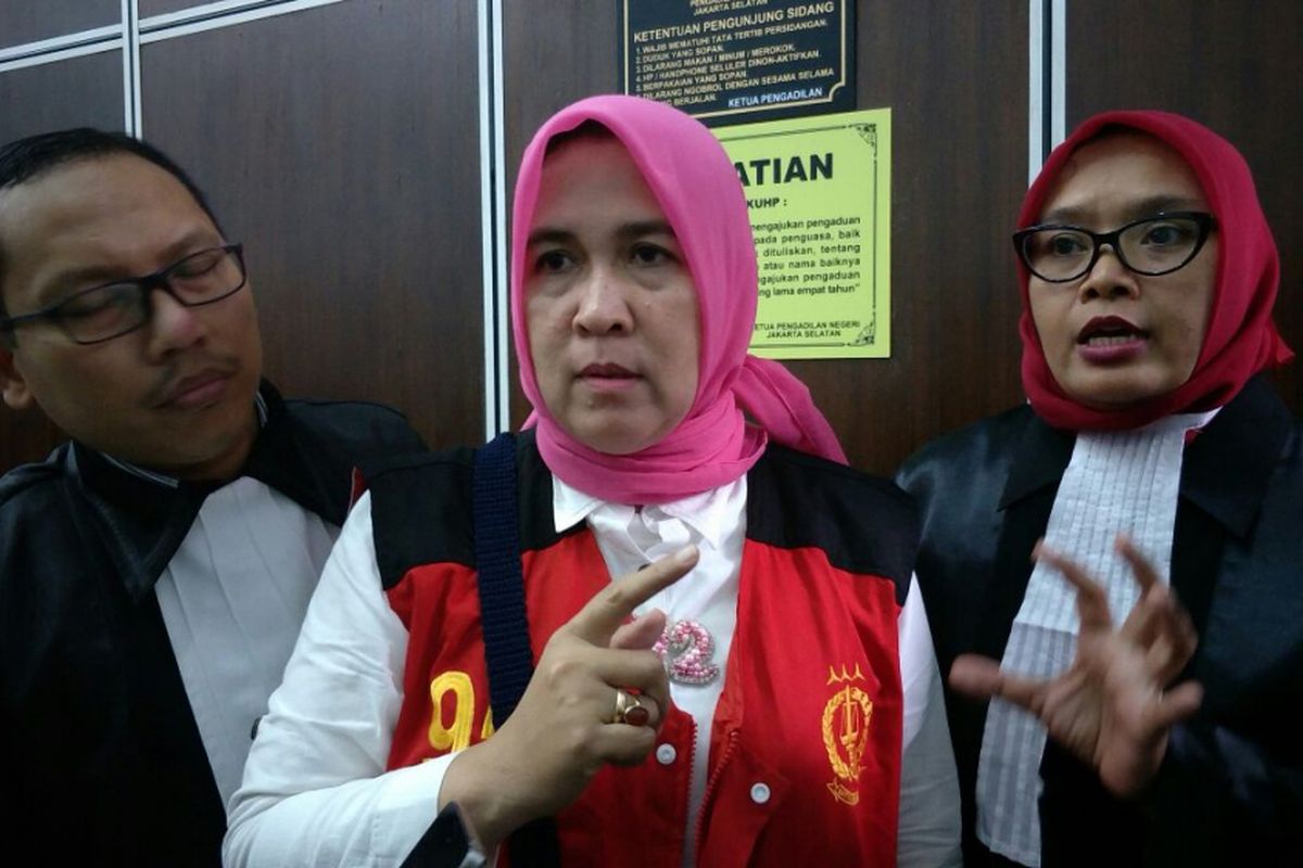 Terdakwa Asma Dewi (tengah) dan pengacaranya, Akhmad Leksono (kiri) dan Nurhayati (kanan) seusai persidangan di Pengadilan Negeri Jakarta Selatan, Selasa (13/2/2018).