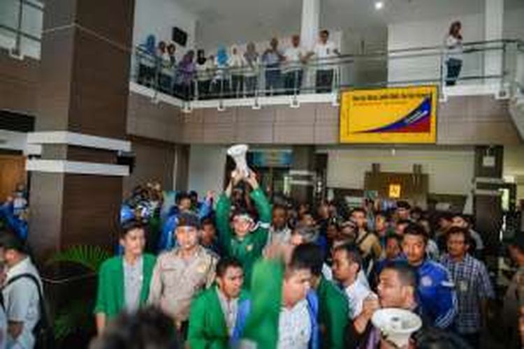 Sejumlah mahasiswa dijaga aparat keamanan saat berunjuk rasa di kantor PLN Wilayah Aceh, Kamis (12/5/2016). Aksi gabungan mahasiswa tersebut mendesak pihak PLN mengevaluasi kinerja yang selama ini dinilai merugikan masyarakat, serta meminta jaminan tidak ada pemadaman listrik selama bulan Ramadhan.