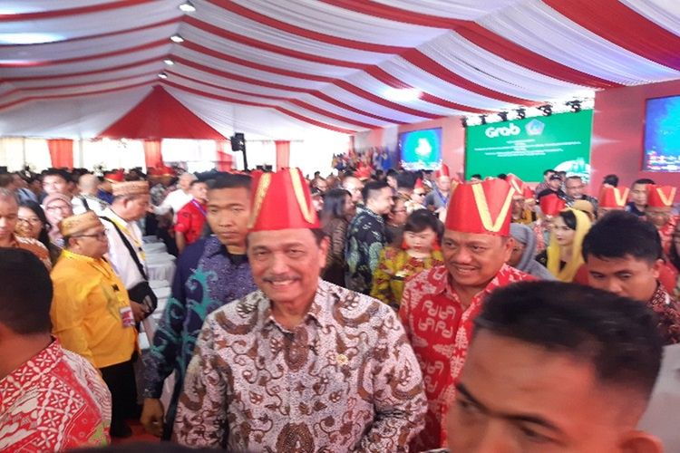 Menteri Koordinator Bidang Kemaritiman dan Investasi Luhut Binsar Panjaitan seusai memberikan sambutan sekaligus membuka Archipelagic and Island States (AIS) Startup and Business Summit 2019 yang dilaksanakan di kawasan Megamas, Manado, Sulawesi Utara, Kamis (31/10/2019) pagi sekitar pukul 10.30 Wita.