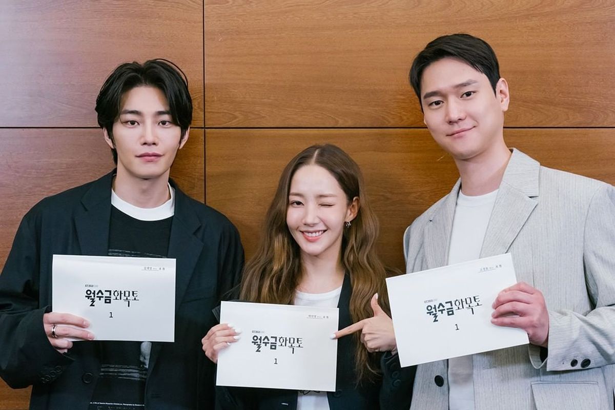 Kiri ke kanan: Kim Jae Young, Park Min Young, dan Go Kyung Pyo usai reading naskah Love In Contract.
