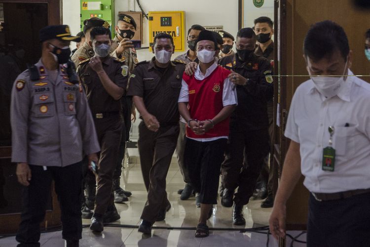 Terpidana kasus kekerasan seksual terhadap anak Herry Wirawan (ketiga kanan) berjalan memasuki ruangan untuk  menjalani sidang vonis di Pengadilan Negeri Bandung, Jawa Barat, Selasa (15/2/2022). Majelis hakim Pengadilan Negeri (PN) Bandung menjatuhkan vonis pidana seumur hidup kepada Herry Wirawan atas kasus pemerkosaan 13 santriwati dibawah umur sekaligus diminta membayar restitusi (santunan) kepada para korban. ANTARA FOTO/Novrian Arbi/foc.