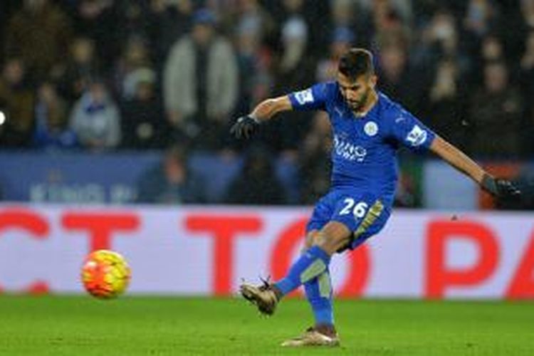 Kegagalan Riyad Mahrez menjebol gawang Bournemouth via titik penalti, Sabtu (2/1/2016), bikin Leicester tertinggal dari Arsena. 