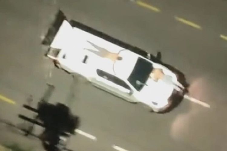 Potongan video menunjukkan dua orang diikat di bagian depan dan atap mobil di Aracatuba, Brasil. Kawanan perampok bersenjata yang berjumlah 50 orang menyerbu tiga bank, dan menangkapi sandera serta mengikatnya di atas mobil sebagai perisai.
