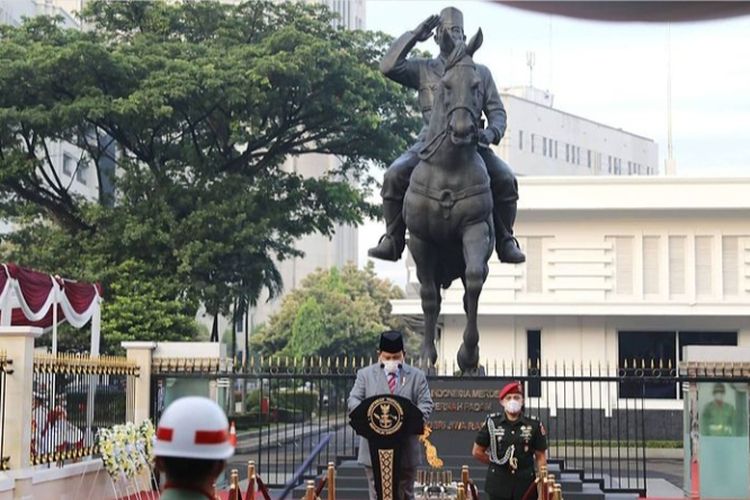 Menteri Pertahanan (Menhan) Prabowo Subianto memimpin upacara peringatan Hari Bela Negara ke-73 di Kementerian Pertahanan, Jakarta, Minggu (19/12/2021).