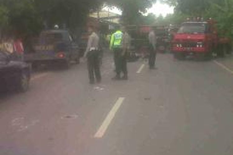 Suasana di lokasi kecelakaan di jalan nasional, lintas  Banda Aceh - Medan, kawasan Sibreh, Aceh Besar, kamis (21/11/2012) siang.
 