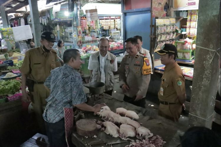 Tim Satgas Pangan Polresta Malang Kota meninjau harga komoditas pangan di Pasar Oro-Oro Dowo Kota Malang, Senin (26/2/2024).  