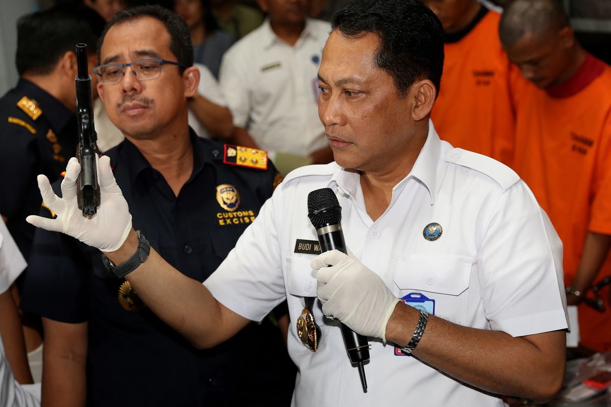Kepala Badan Narkotika Nasional (BNN) Komjen Pol Budi Waseso memberikan keterangan pers saat gelar barang bukti pengungkapan penyelundupan narkotika jaringan internasional dari Tiongkok di gedung BNN, Jakarta Timur, Selasa (7/3/2017). Petugas BNN berhasil mengamankan tujuh tersangka dan mengamankan tiga jenis narkotika antara lain sabu seberat 48,16 kg, 3.702 butir ekstasi, dan 454 butir pil happy five, dua pucuk senjata air soft gun, tiga butir peluru ukuran 9mm, delapan mobil, dua sepeda motor, 30 telepon genggam, dan timbangan digital.