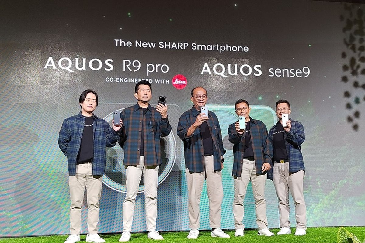 Andri Adi Utomo, National Sales Senior GM, PT Sharp Electronics Indonesia (tengah) dalam acara peluncuran Sharp Aquos R9 Pro dan Aquos Sense9 di Jakarta, Rabu (12/2/2025).