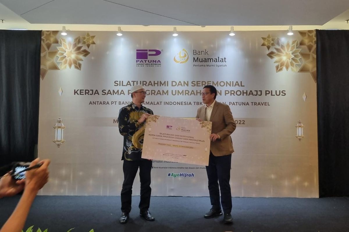 Direktur Utama PT Patuna Mekar Jaya, Syam Resfiadi dan Direktur Utama PT Bank Muamalat Indonesia Tbk Achmad K. Permana saat seremoni peresmian program pembiayaan haji khusus dan umrah di Muamalat Tower, Jakarta pada Selasa (22/11/2022).