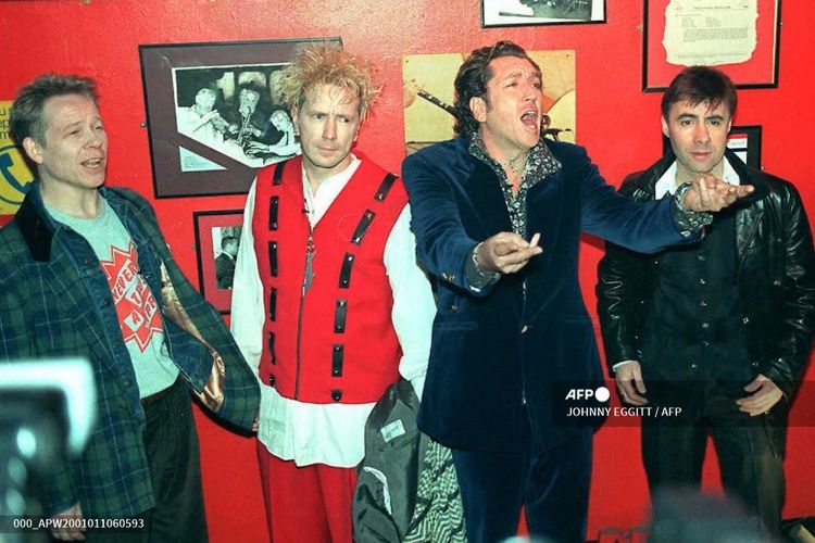 Para personel band punk rock Sex Pistols (dari kiri) Paul Cook, Johnny Rotten atau John Lydon, Steve Jones, dan Glen Matlock, saat memberi konferensi pers pada 18 Maret 1996.
