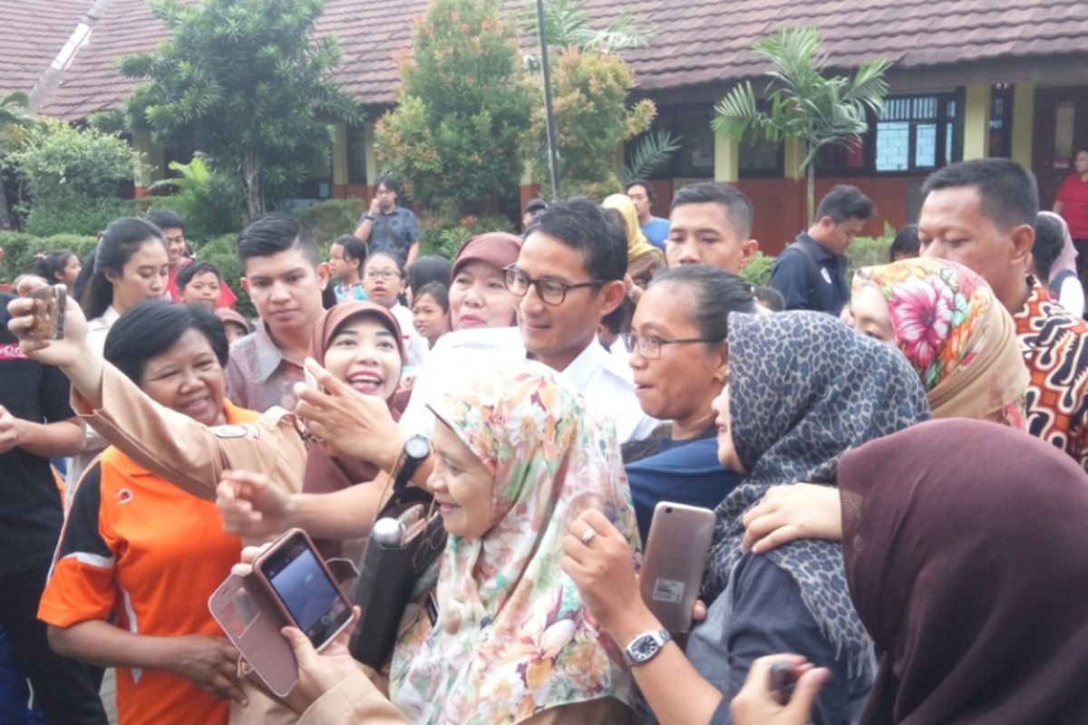 Wakil Gubernur DKI Jakarta Sandiaga Uno berselfe dengan para guru-guru SDsaat datang ke SDN 07 Pagi Cawang, Kramat Jati, Jakarta Timur, Rabu (18/10/2017) pagi.  