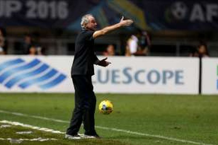 Pelatih timnas Indonesia Alfred Riedl memberi arahan saat pertandingan laga final Piala AFF Suzuki Cup 2016 leg pertama di Stadion Pakansari, Cibinong, Bogor, Jawa Barat, Rabu (14/12/2016). Indonesia menang 2-1 atas Thailand dan akan bertanding di final Piala AFF Suzuki Cup 2016 leg kedua di Stadion Rajamangala, Thailand, Sabtu (17/12/2016) mendatang.