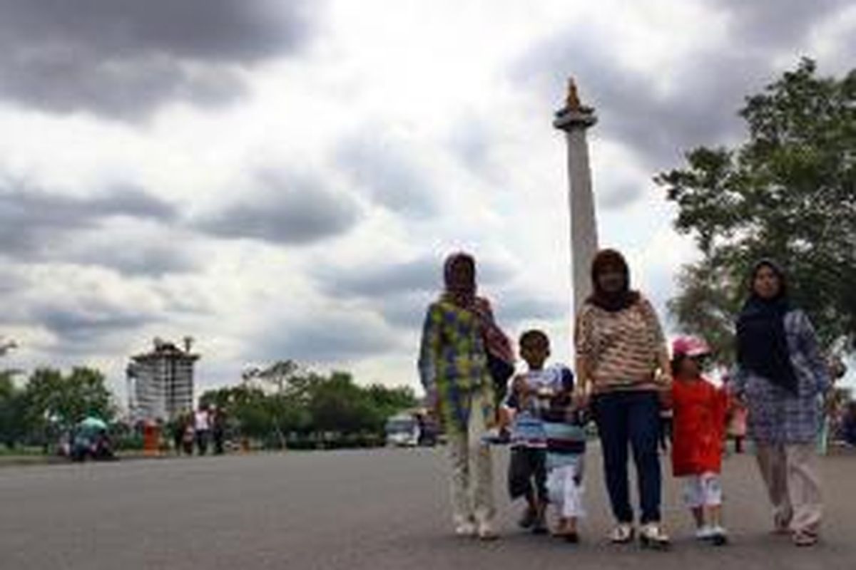 Warga memanfaatkan hari libur dengan berwisata ke Monumen Nasional, Jakarta Pusat, Selasa (25/12/2012). Monas masih menjadi alternatif wisata, selain tiket masuknya murah, warga juga bisa mengajak keluarga berwisata edukasi.