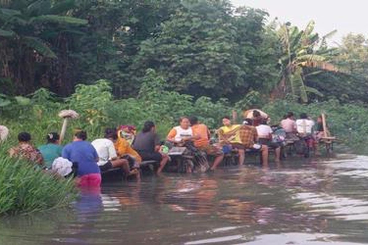 Mencuci dan mandi di Sungai Cisadane yang tercemar.