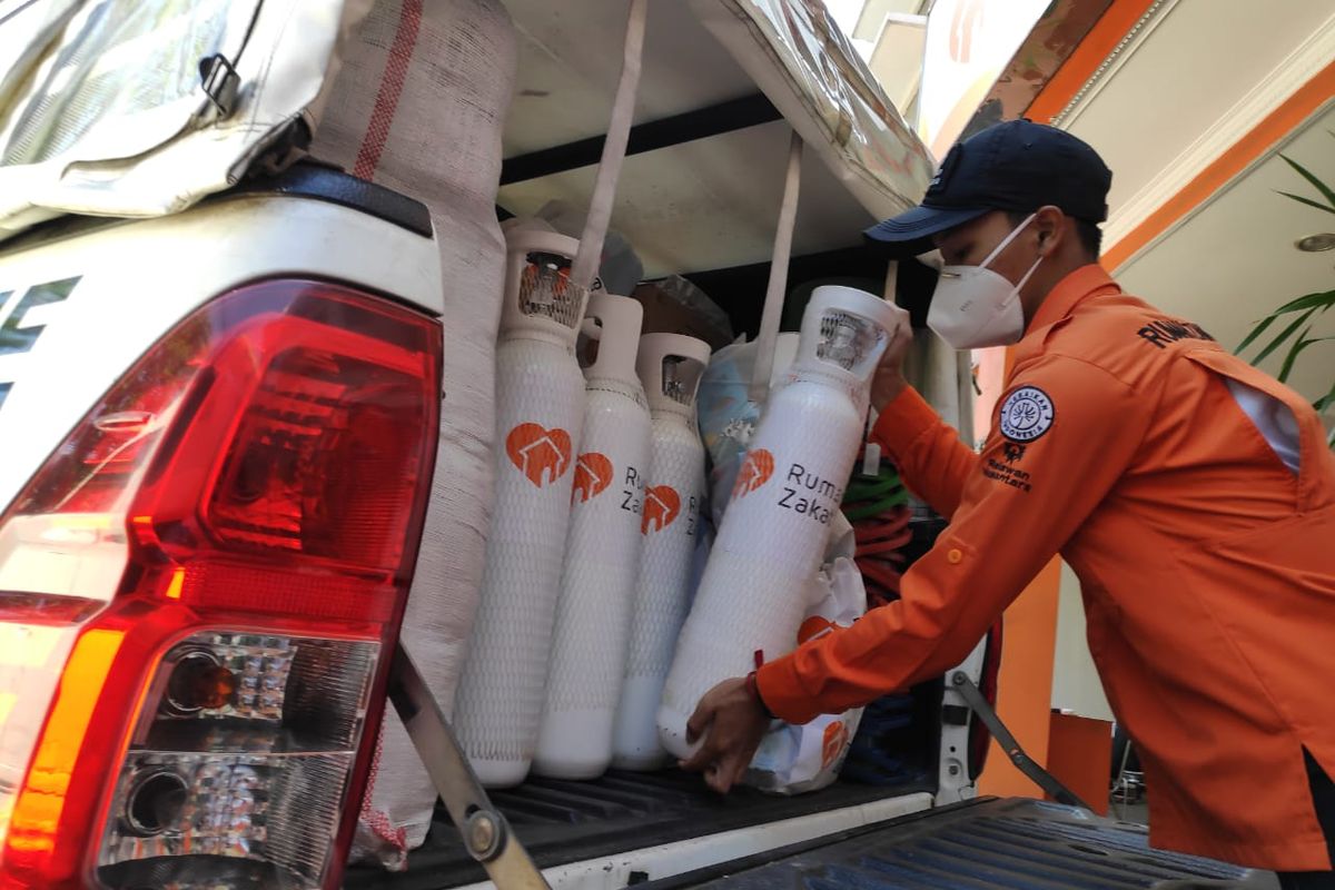 Petugas Rumah Zakat sedang menyiapkan tabung oksigen gratis untuk membantu warga terpapar Covid-19 yang sedang isolasi mandiri dan membutuhkan oksigen. 