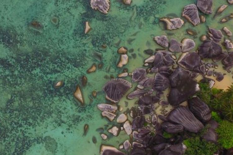 Alif Stone Park adalah taman laut berbatu yang masuk dalam objek wisata Geopark Nasional di Kabupaten Natuna. 