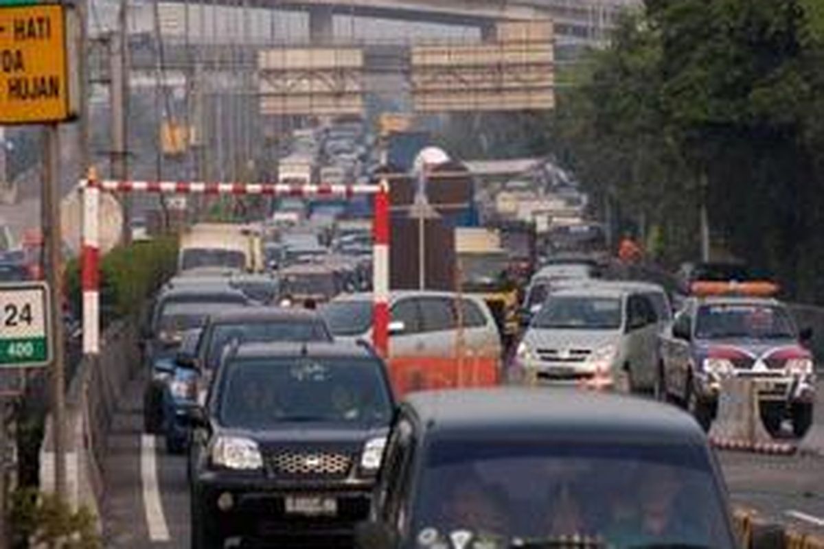 Kemacetan Tol Jembatan Tiga  Kemacetan terlihat di ruas jalan layang tol Jembatan Tiga, Jakarta Utara dari arah Bandara Soekarno-Hatta menuju Tajung Priuk akibat penyempitan jalan, Selasa (8/4). Penyempitan jalan terjadi karena di ruas jalan tersebut dilakukan proyek perbaikan jalan akibat kerusakan yang disebabkan oleh peristiwa kebakaran di kolong jembatan tol tersebut. 