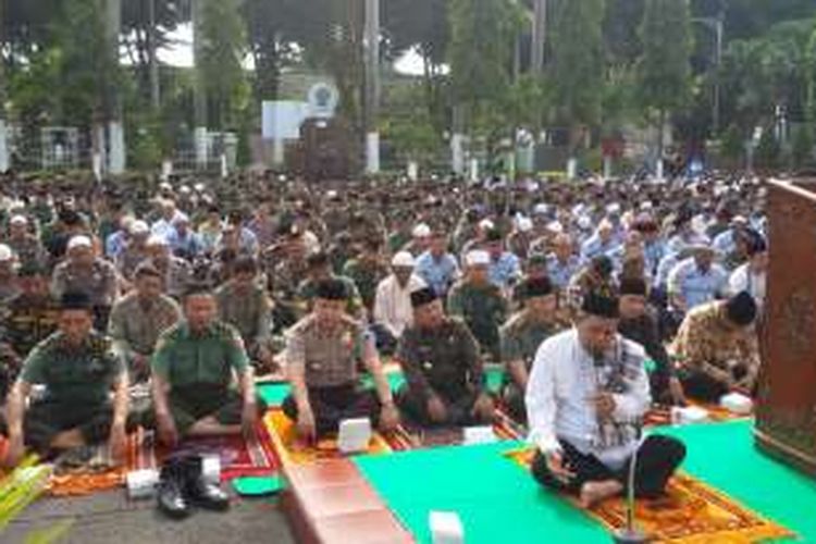 Foto : Anggota TNI, Polri dan warga mengikuti doa bersama untuk keselamatan dan keutuhan NKRI di halaman Korem 081/DSJ Madiun, Selasa ( 22/11/2016).