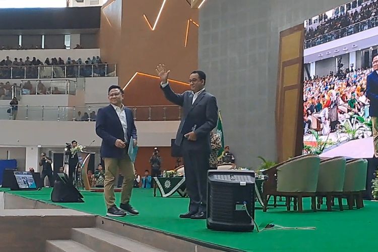 Anies Baswedan dan Muhaimin Iskandar di Edutorium Universitas Muhamadiyah Surakarta (UMS), Kecamatan Laweyan, Kota Solo, Jawa Tengah (Jateng) pada Rabu (22/11/2023).