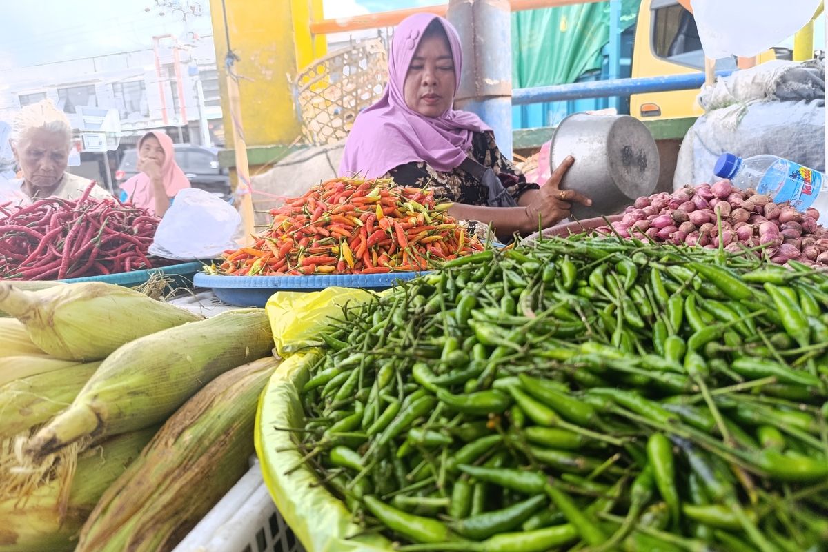 Salah satu pedagang cabai rawit di pasar Kebon Roek Kota Mataram.
