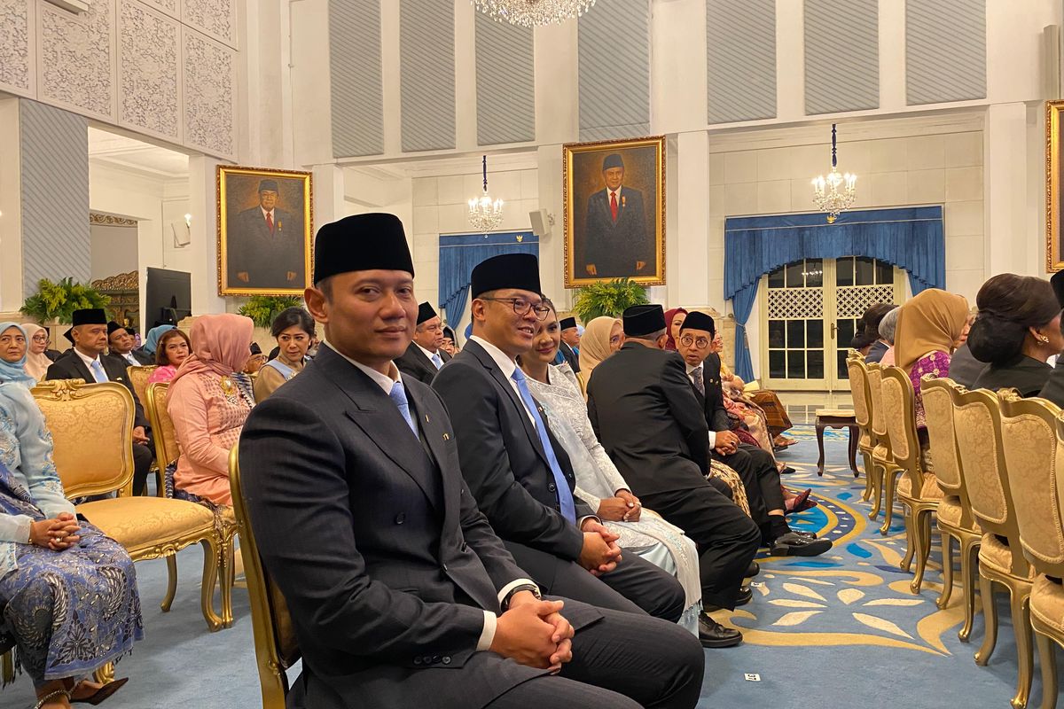 Para menteri Kabinet Merah Putih sesaat sebelum menerima anugerah tanda kehormatan dari Presiden Prabowo Subianto kepada 139 tokoh di Istana Negara, Kompleks Istana Kepresidenan, Jakarta Pusat, Senin (25/8/2025). 