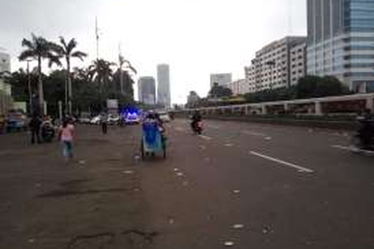 Suasana lalu lintas di depan gedung DPR/MPR RI kembali normal seusai aksi unjuk rasa dari Paguyuban Pengemudi Angkutan Darat (PPAD), Selasa (22/3/2016).